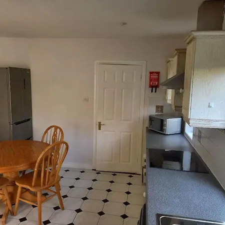 Large 4bed Available Long-term In Vila